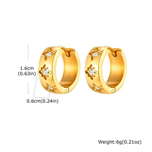 Detailansicht der 1,6cm goldenen Creolen mit Sternenmuster und Zirkonia-Stein