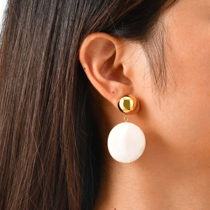 Boucles d'Oreilles Pendantes Minimalistes en Acier Inoxydable Boule Dorée Avec Pendentif Rond en Résine Blanche Bijoux Femme
