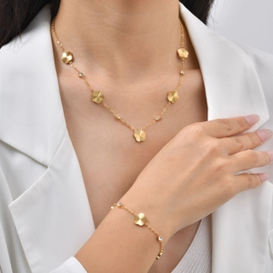 Elegant gold clover jewelry set with sparkling zircon crystals and textured petals