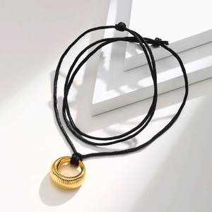 Collier avec pendentif rond creux doré, cordon en cire noire et surface texturée élégante