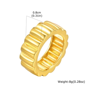 Bague large minimaliste en cuivre doré avec bords ondulés et motif industriel de pneu
