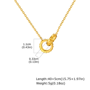 Collier à double anneau entrelacé doré avec texture cloutée sur une chaîne croisée