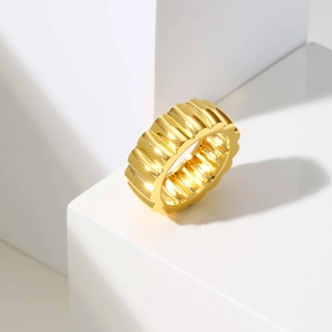 Bague large dorée polie avec bords ondulés et rainures verticales texturées créatives