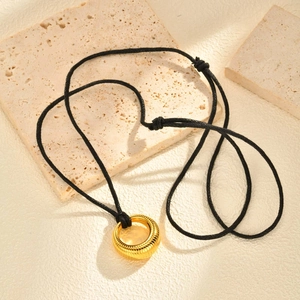 Pendentif anneau doré texturé sur collier en cordon ciré noir ajustable au style épuré