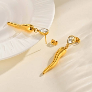 Chic 18K gold cornicedo earrings with teardrop zircon on a minimalist wavy texture