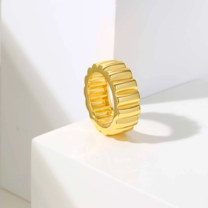 Bague large dorée avec texture ondulée et design géométrique de style minimaliste
