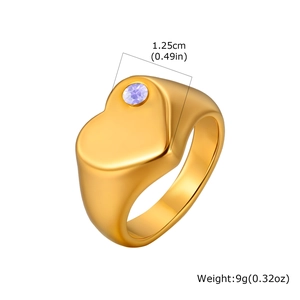 Détail d'une bague en acier inoxydable doré en forme de cœur avec pierre violette