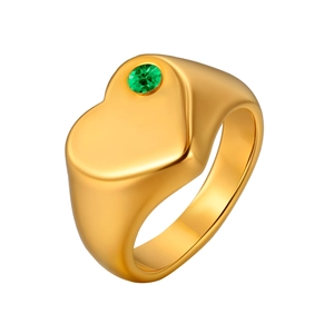 Détail d'une bague chevalière coeur dorée ornée d'une pierre précieuse verte facettée