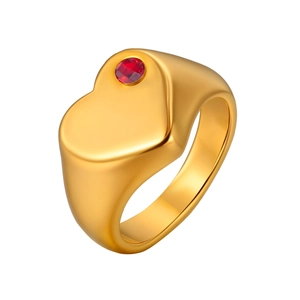 Détail macro de la bague chevalière cœur dorée avec pierre rouge et anneau poli