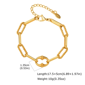 Vista dettagliata del bracciale a catena dorata con maglie intrecciate e marchio K18