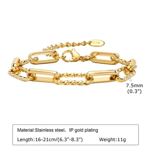 Dettaglio del bracciale in acciaio inossidabile placcato oro con maglie rettangolari