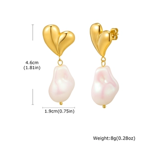 Detail view of heart-shaped earrings with dimensions 4.6cm height and baroque pearls