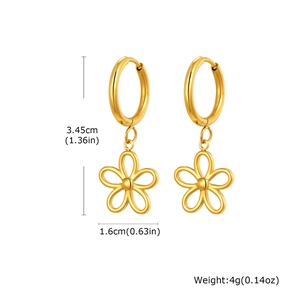 Vue détaillée des boucles d'oreilles fleurs dorées avec mesures de 3,45 cm sur 1,6 cm