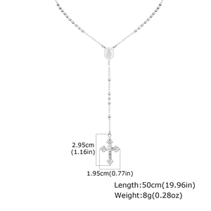 Détail du chapelet argenté montrant la longueur de 50 cm et le pendentif croix de 2,95 cm