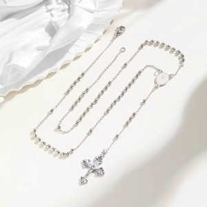Vue détaillée d'un collier chapelet en argent avec croix et pendentif d'icône sacrée