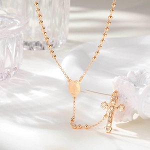 Collier chapelet en acier inoxydable doré avec médaille de la Vierge et croix sur blanc