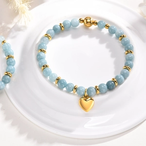 Bracelet perlé élégant avec pendentif cœur doré et pierres naturelles bleu clair chic