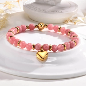 Bracelet élégant en perles roses naturelles avec un pendentif en forme de cœur doré