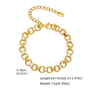 Detalle de pulsera de cadena infinito dorada con circonitas y cierre de corazón K18