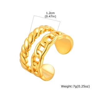 Dettaglio macro dell'anello in acciaio titanio dorato da 1,2 cm con design a maglia cubana