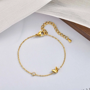 Bracelet papillon élégant en or 18K avec zircon et fermoir homard sur fond blanc