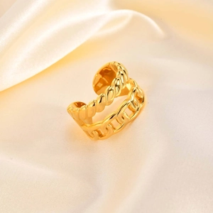 Anello aperto in acciaio al titanio dorato con strati di catena a maglia e corda