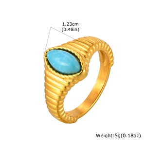 Gerippter Edelstahlring in Gold mit ovalem blauem Stein im 45-Grad-Winkel gezeigt