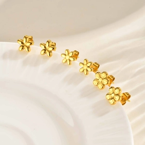 Set van zes zoete minimalistische 18K vergulde roestvrijstalen bloemenoorknopjes voor meisjes