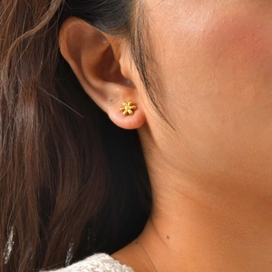 Minimalistische 18K vergulde bloemoorbellen op model met gepolijst ontwerp met zes bladen
