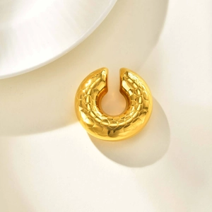 18K gold hollow C-shaped ear cuff with honeycomb textured rhombic pattern engraving