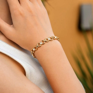 Elegant gold-plated chain bracelet with interlocking rings and sparkling white zircons