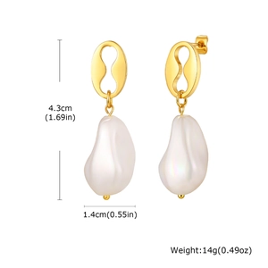 Boucles d'oreilles dorées en acier avec perle baroque et dimensions détaillées