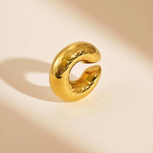 Textured 18K gold-plated C-shaped hollow cuff earring with honeycomb pattern