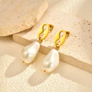 Boucles d'oreilles grain de café dorées avec perles baroques sur socle en pierre