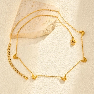 Collier papillon doré élégant pour femme avec cinq pendentifs sur pierre texturée