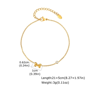 Détail du bracelet de cheville papillon en or 18K avec zircon, fermoir et gravure K18