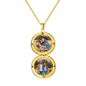 Vista detallada del collar relicario para fotos de acero dorado con insertos redondos