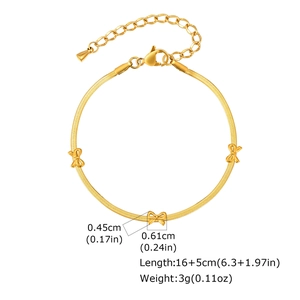 Détail de la chaîne de 0,45 cm et des breloques nœuds de 0,61 cm sur bracelet en or 18K