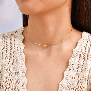 Elegante goldene Kreuzkette mit Schlangenkette und Vintage-Textur für Damen