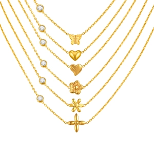 Set aus goldenen Edelstahlketten mit Schmetterlings- Herz- und Blumenanhängern und Zirkon