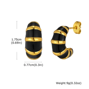 Détails des dimensions des boucles d'oreilles en C dorées avec rayures émaillées noires