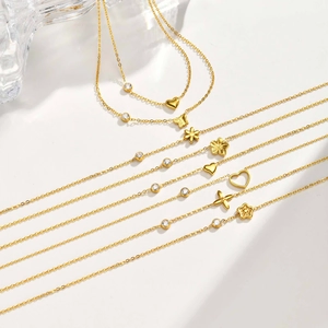 Detaillierte Ansicht goldener Halsketten mit Herz-, Blumen- und Schmetterlingsanhängern