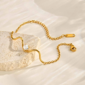 Detailaufnahme des 18K vergoldeten Wellenarmbands mit rundem Zirkonia und Karabinerverschluss