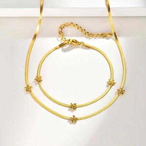 Détail du collier et bracelet en chaîne serpent plaqué or 18K avec breloques de fleurs