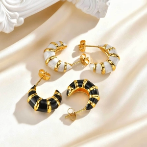 Boucles d'Oreilles Rayées en Forme de C en Acier Inoxydable pour Femmes Plaqué Or Émail Blanc Noir Boucles d'Oreilles Clous Bijoux