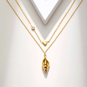 Detailansicht der zweilagigen Goldkette mit Muschel- und herzförmigen Anhängern