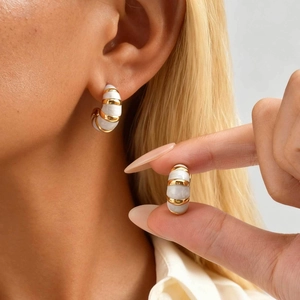 Boucles d'oreilles en C dorées en acier inoxydable avec texture émaillée blanche chic