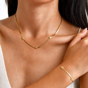 Ensemble chaîne serpent en acier plaqué or 18K avec petits charms fleurs pour femme