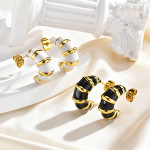 Boucles d'oreilles dorées en C avec texture marbre blanc et émail noir chic