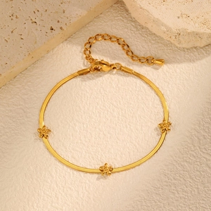 Détail du bracelet floral en or 18 carats avec chaîne serpent et fermoir mousqueton